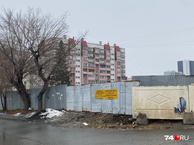 Раньше он был с обратной стороны, но сейчас ворота перенесли | Источник: Виталий Гущинский