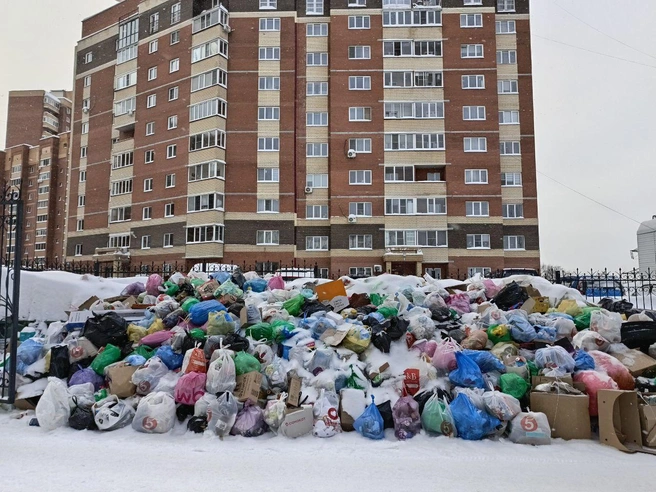 Пространство между домами 99/11 и 99/8 | Источник: Читатели НГС