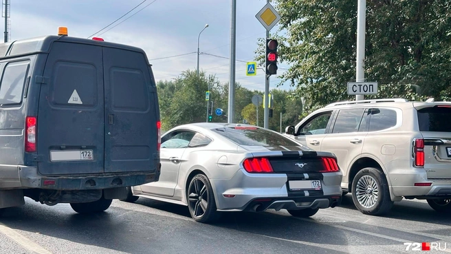 Второй Mustang шестого поколения попался нам уже в более классическом цвете | Источник: 72.RU