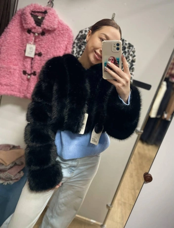 Еще один вариант мехового болеро за 2999 рублей  | Источник: Алёна Золотухина / NGS.RU