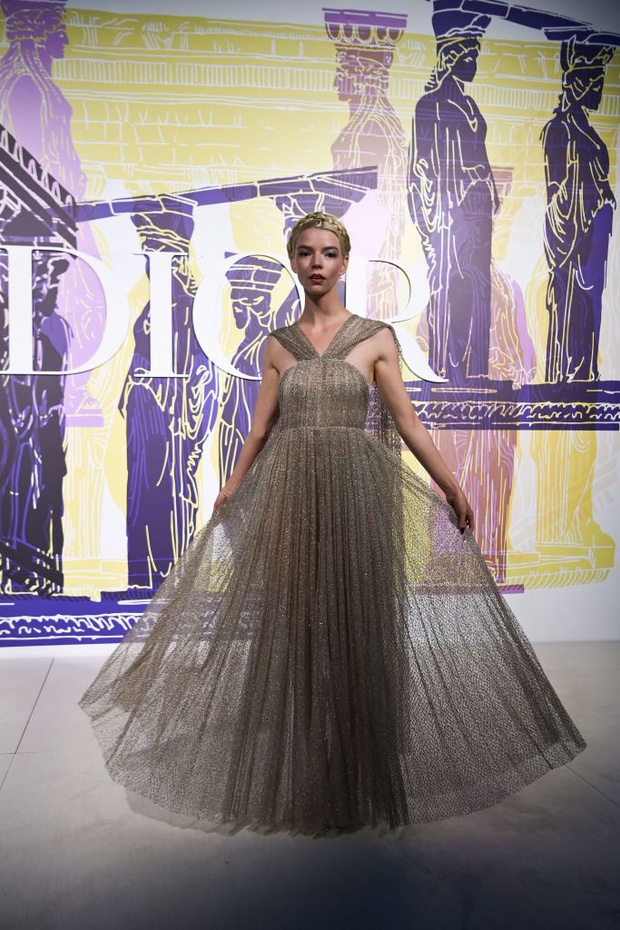 Фото №1 - Все совпадения с богиней не случайны: Аня Тейлор-Джой в абсолютно прозрачном платье из золотой сетки