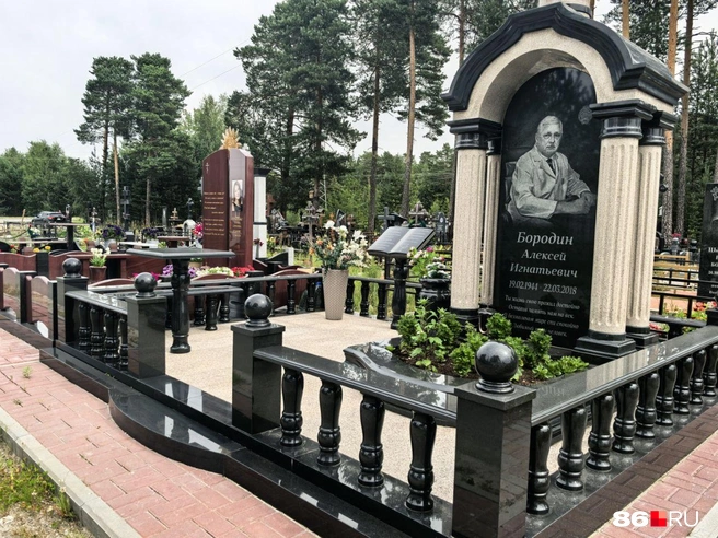 Могила известного врача расположена слева от входа на кладбище | Источник: Анастасия Шевякова / 86.RU