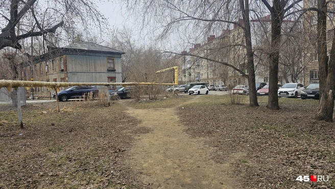 Двор находится рядом с двухэтажным домом на Югова, 19 | Источник: Дарья Никитченко / 45.RU