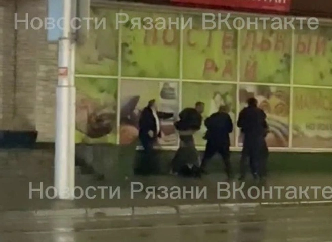 Рязанец заснял массовую драку на улице Дзержинского | ya62.ru