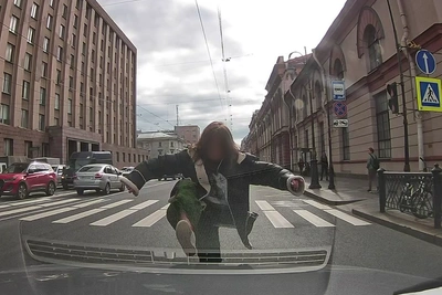Девушка в Петербурге напала на машины