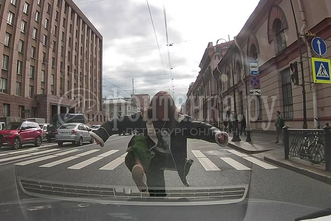 В Петербурге девушка на перекрестке внезапно атаковала машины. Видео | Источник: читательница «Фонтанки»