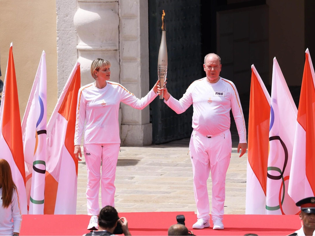 Княгиня Шарлен и Альбер II на эстафете олимпийского огня, 18 июня 2024 | marieclaire.ru