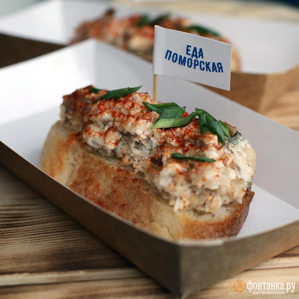 Фаст-фуд в Архангельске готовы заменить на вот такие бутерброды с копченой скумбрией | Источник: Ксения Потеева / «Фонтанка.ру»