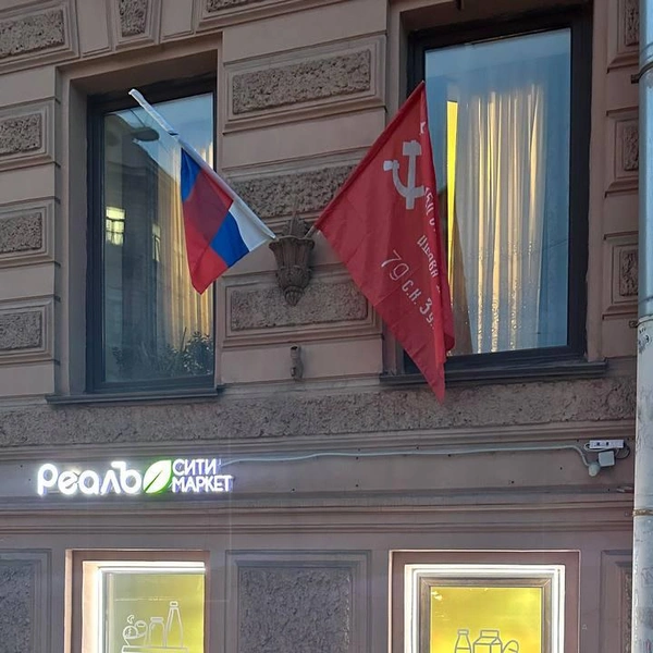 Прохожие разбежались при камнепаде в центре Петербурга. Пострадал символ города | Источник: читатель «Фонтанки»
