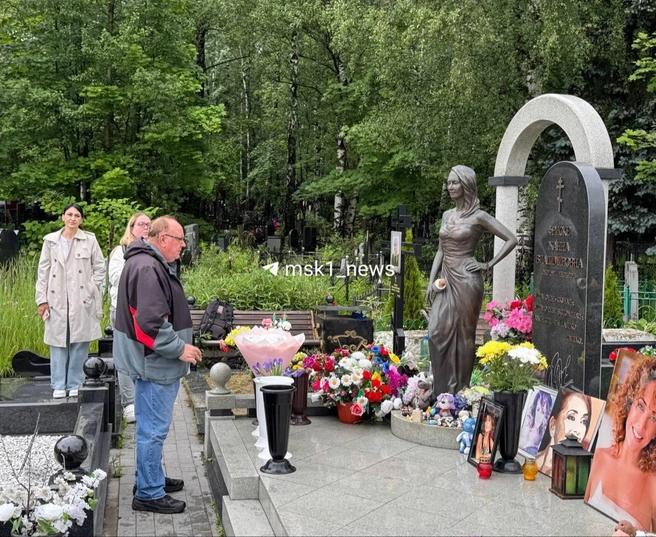На могилу пришел продюсер Алексей Холопцев | Источник: корреспондент MSK1.RU