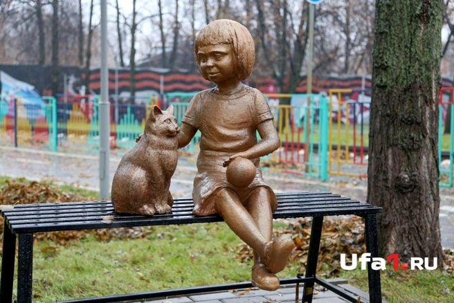 Девочка, присевшая на скамейку с котом | ufa1.ru