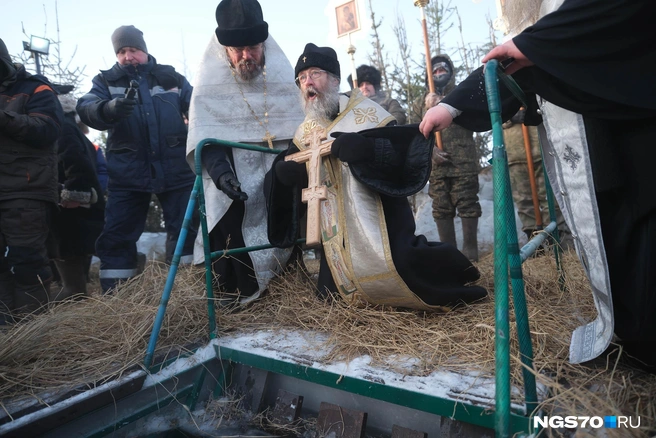 Воду освещает митрополит Томский и Асиновский Ростислав | Источник: Василиса Орлова / NGS70.RU