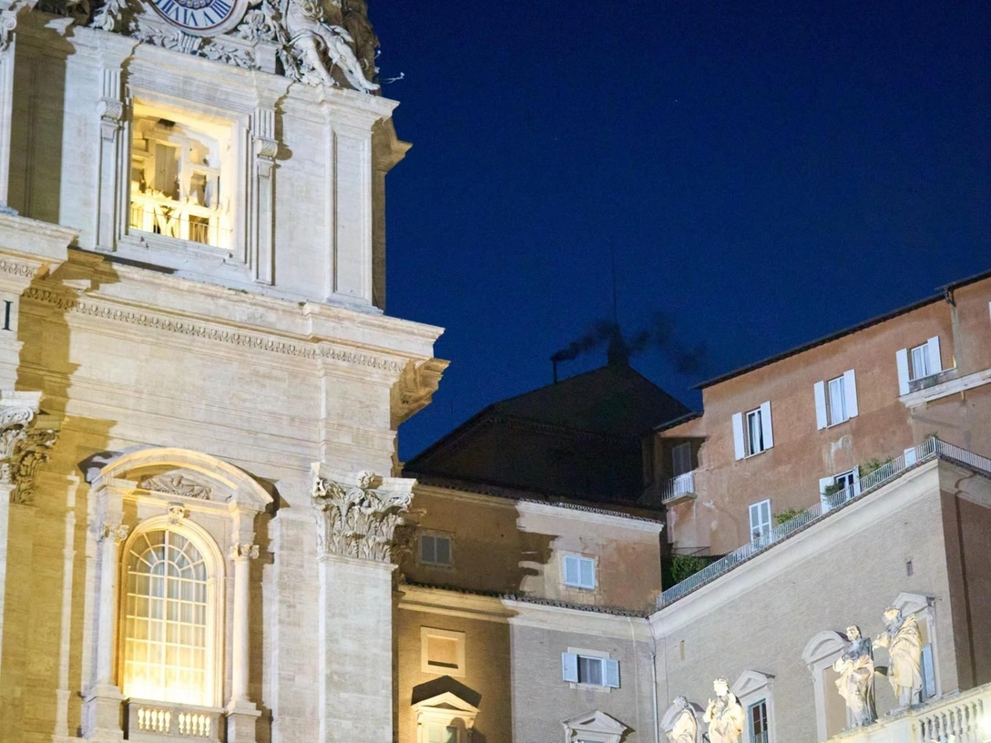 В Ватикане не выбрали нового папу римского — из трубы Сикстинской капеллы пошел черный дым | marieclaire.ru