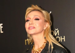 Кристина Орбакайте продемонстрировала закулисье своих концертов: общение с мамой, муж на подхвате