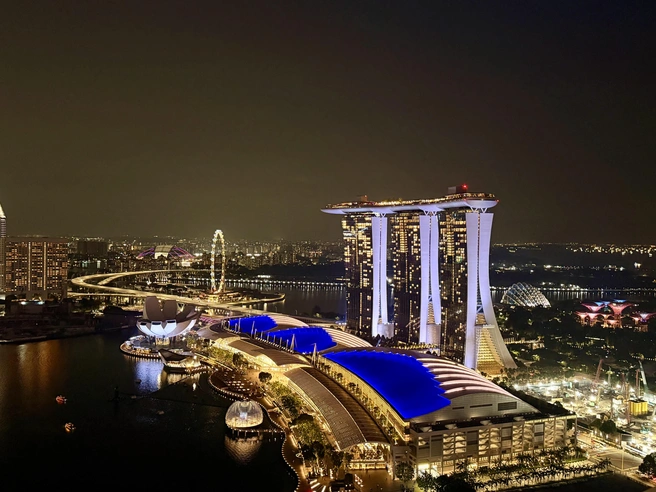А это Сингапур в вечерних огнях | Источник: Ильнур Ишкиев