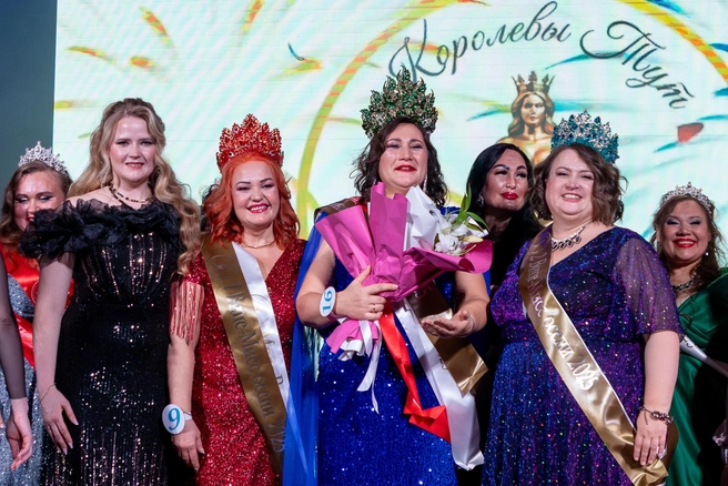 Все три победительницы&nbsp;на одном фото: в красном платье Алена Жижина, в синем&nbsp;— Ильвира Сергеева, в фиолетовом&nbsp;— Людмила Бондарева | Источник: организаторы конкурса «Королевы Тут»