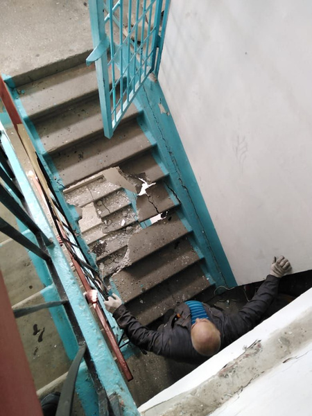 На Урале во время ремонта лифта случайно сломали два лестничных пролета (фото)