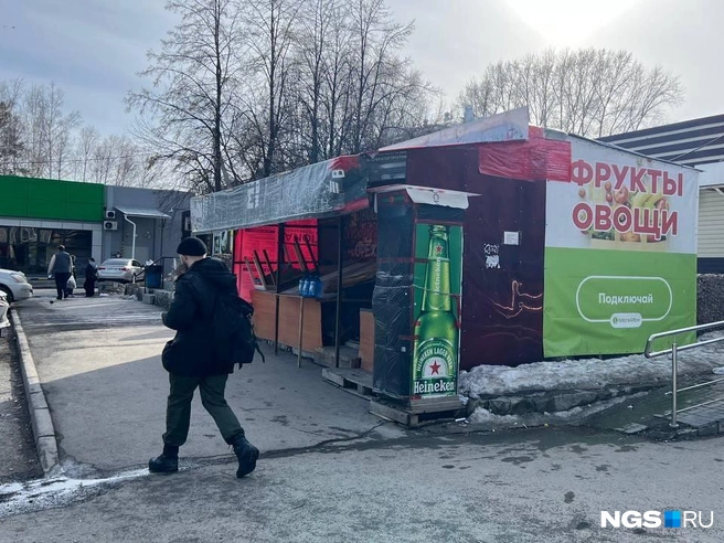 Жителей микрорайона не радует появление фруктов и овощей по оптовым ценам — им хватает торговых точек | Источник: Настасья Медведева /NGS.RU