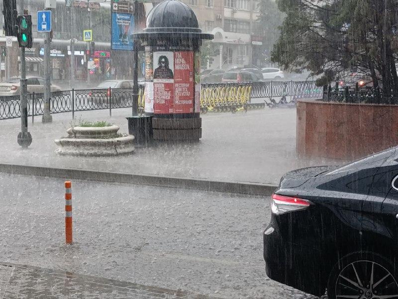 Город тонет. В Ростове из-за ливня и ветра ввели режим повышенной готовности