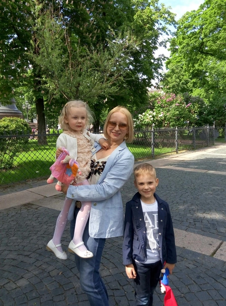 Звезда не только занимается творчеством, но и находит время на садоводство и воспитание внуков Матвея и Евы