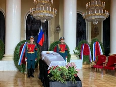Алла Пугачева и Дмитрий Медведев пришли на церемонию прощания с Михаилом Горбачевым