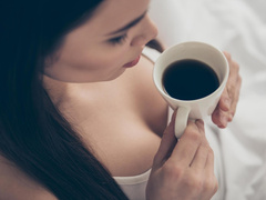 Кофе уменьшает грудь? Ученые напугали женщин