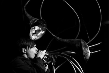 Музыкант оркестра musicaAeterna Иван Сватковский играет на трубе-«медузе» | Источник: личный архив Владимира Кашина