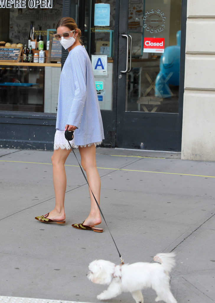 Длинная блуза поверх кружевного платья: простой стилистический прием Оливии Палермо