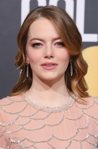 Эмма СтоунЛегкие локоны, убранные назад, откроют лицо и выгодно подчеркнут вечерний макияж.