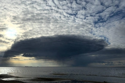 Причудливые облака наблюдали в небе Петербурга
