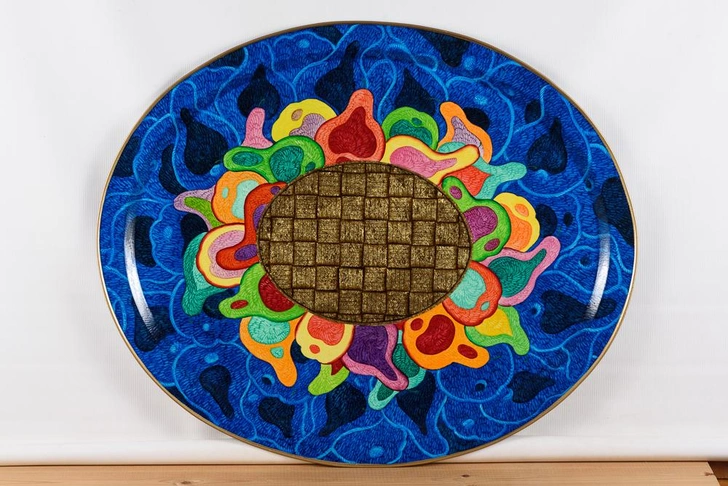 Поднос «Сумерки». Автор — М. П. Антипова. 2022 год. Металл, масло, лак; авторская техника. Из коллекции автора | Источник: пресс-служба выставки