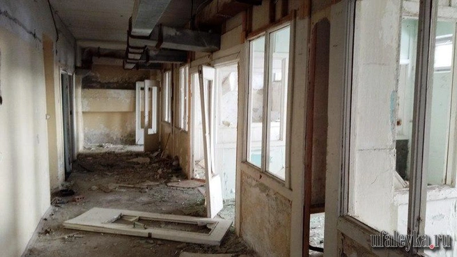 В 2000-е больничный корпус был брошен и разрушен | Источник: Уфалейка.ру | Новости Верхнего Уфалея / Vk.com
