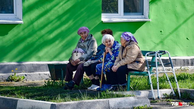 Пожилые тоже встречаются. Обратите внимание на цвет дома: стандартные серые многоэтажки советского образца в Учалах красят в цвета Башкирии, и получается гораздо веселее | Источник: Артем Краснов