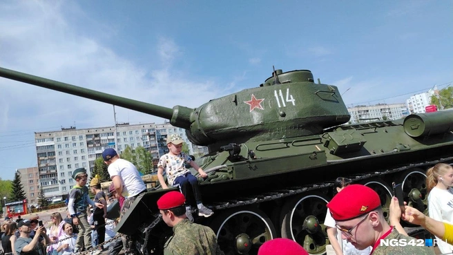 Дети с радостью забрались на броню ради памятных снимков | Источник: Даниил Левчук / NGS42.RU