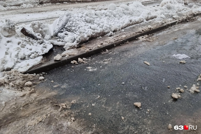 Утечка началась из-за поврежденного гидранта. Заметьте кусок трубы в левом верхнем углу | Источник: Роман Данилкин / 63.RU