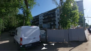 После расселения дома огородили железным забором | Источник: Яндекс.Карты