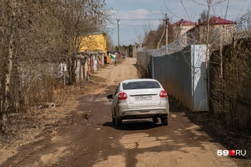 Любители природы подъезжают к экотропе с этой стороны, но предупреждающие знаки для водителей не всегда заметны | Источник: Тимофей Калмаков / 59.RU