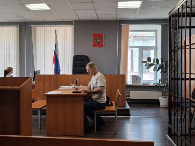 Радион Эсмедляев знакомится с составленными на него протоколами | Источник: Анна Мотовилова / FONTANKA.RU