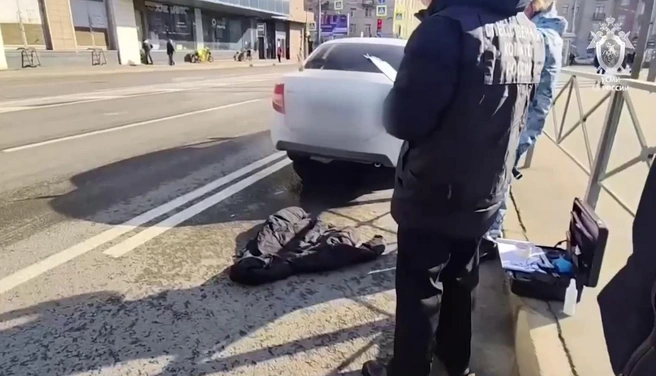 «Не менее пяти ударов». Напавший с ножом на стажёра полиции в Петербурге метил в лицо | Источник: Следственный комитет РФ