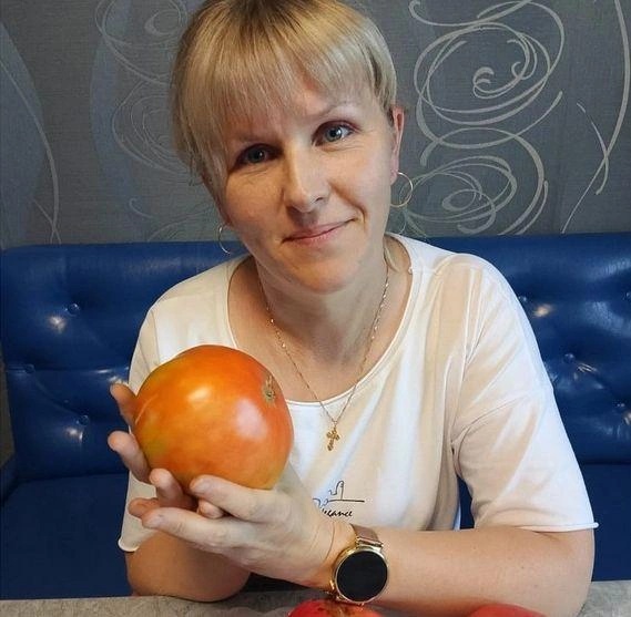Жительница Рыбного с урожаем | Источник: ИД «Пресса»