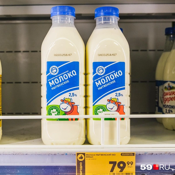 Молоко в бутылках пользуется популярностью: это можно понять по пустотам на полках | Источник: Тимофей Калмаков / 59.RU