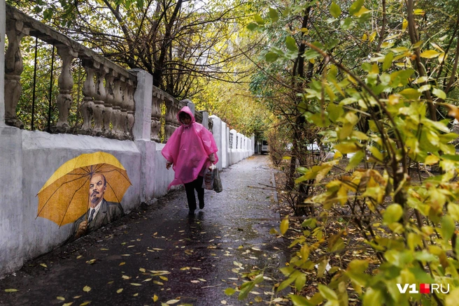 Рядом с Лениным было бы теплее и спокойнее даже в самый ненастный день | Источник: Алексей Волхонский / V1.RU