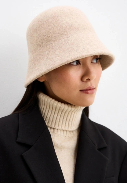 Шапки, береты и кепки: самые модные головные уборы зимы 2025/26 Шапки, береты и кепки: самые модные головные уборы зимы 2025/26