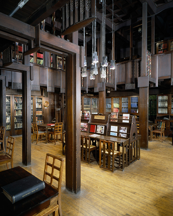 Интерьер библиотеки Школы изящных искусств в Глазго, погибший при пожаре.