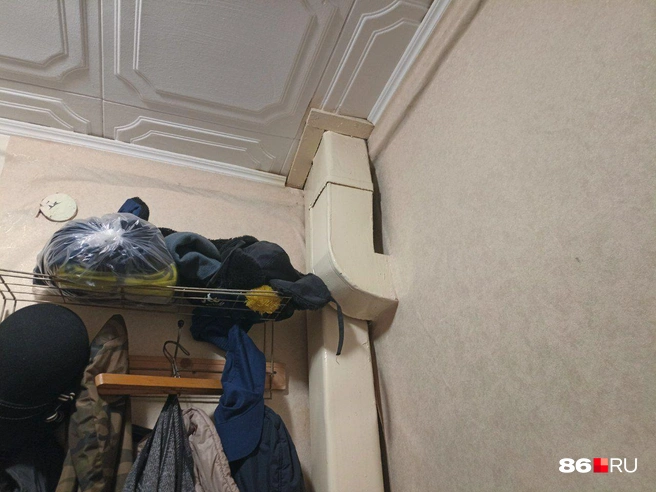 Решение, незнакомое жителям современным домов,&nbsp;канализационная труба, которая зимой замерзает и забивается | Источник: Мария Гришкина / 86.RU