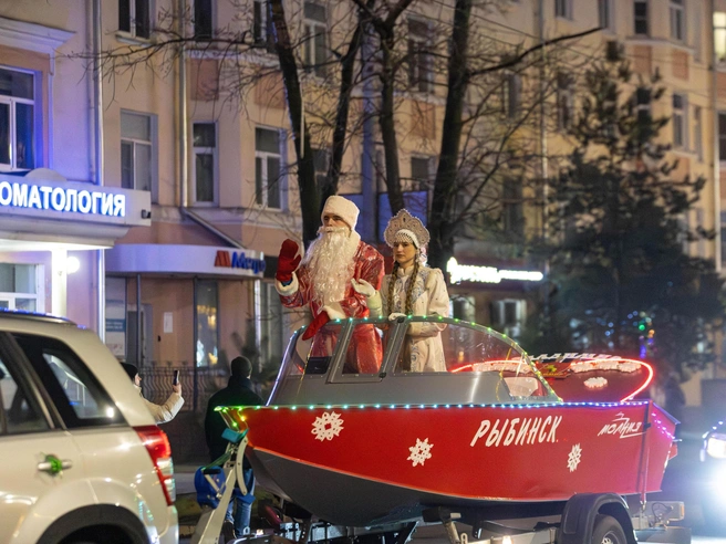 Один из Дедов Морозов шел вместе со Снегурочкой, своей внучкой | Источник: Артем Бауман / 76.RU