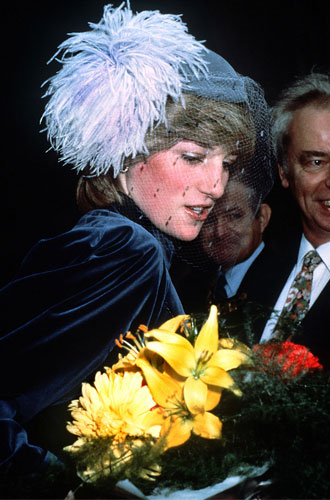 1982Диана в шляпе Джона Бойда и бархатном костюме от Caroline Charles во время посещения лондонской больницы.