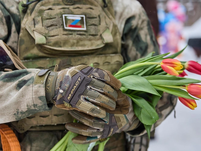 Бойцы вручили сотни тюльпанов, а затем отправились поздравлять с праздником своих родных и близких. | Источник: Александр Ощепков / NGS.RU
