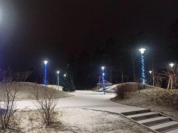 Снежная погода создает атмосферу, приближающую новогодние праздники. | Источник: читатель E1.RU