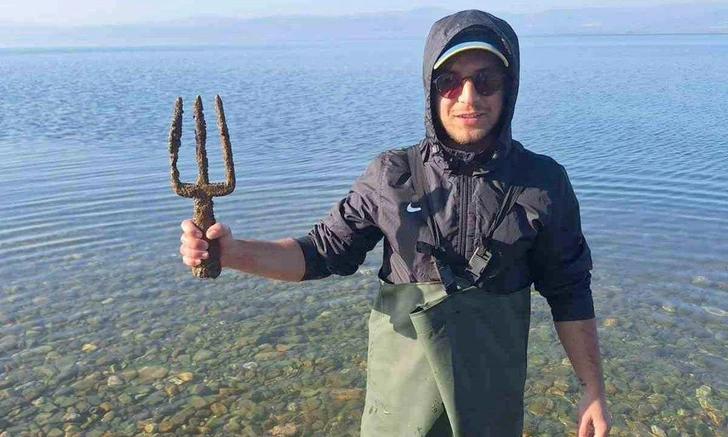 Пришел невод с трезубцем посейдоновым: посмотрите, что выловил в озере Изник турецкий рыбак | Источник: kayiprihtim.com